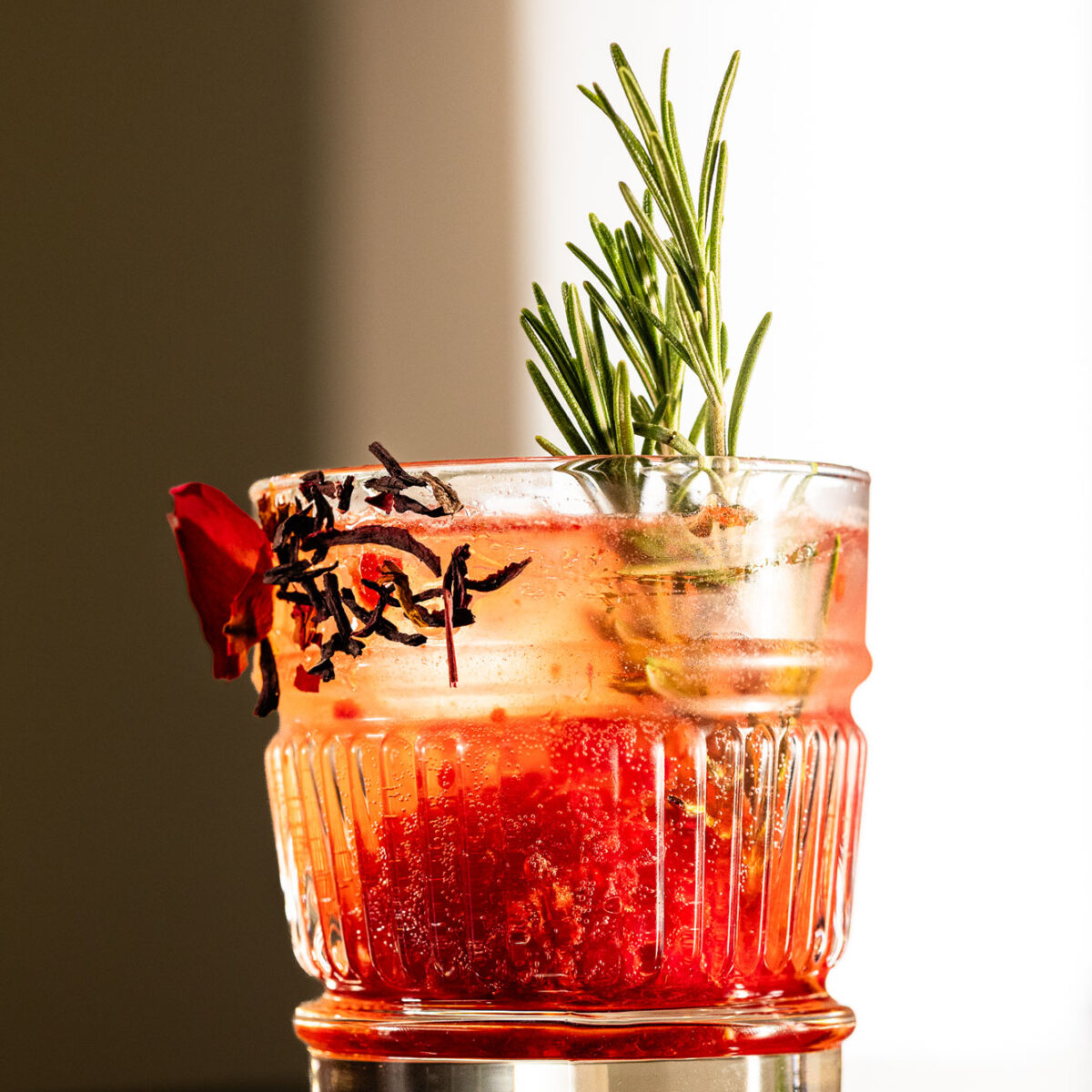 Recette de cocktail du Gin 8 - Le Milieu Central - A Devil in Disguise - Gin Belge Artisanal et Premium