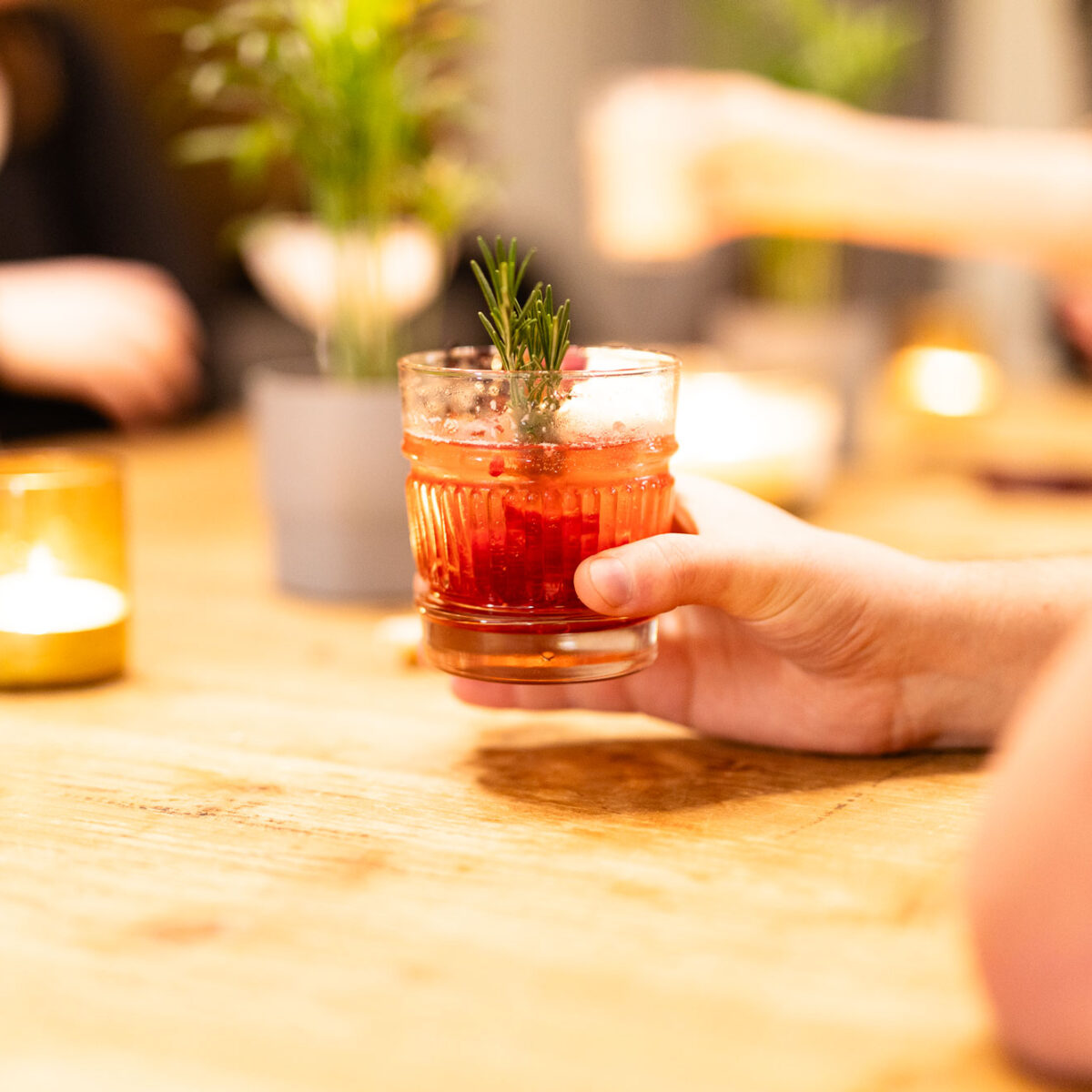 Recette de cocktail du Gin 8 - Le Milieu Central - A Devil in Disguise - Gin Belge Artisanal et Premium