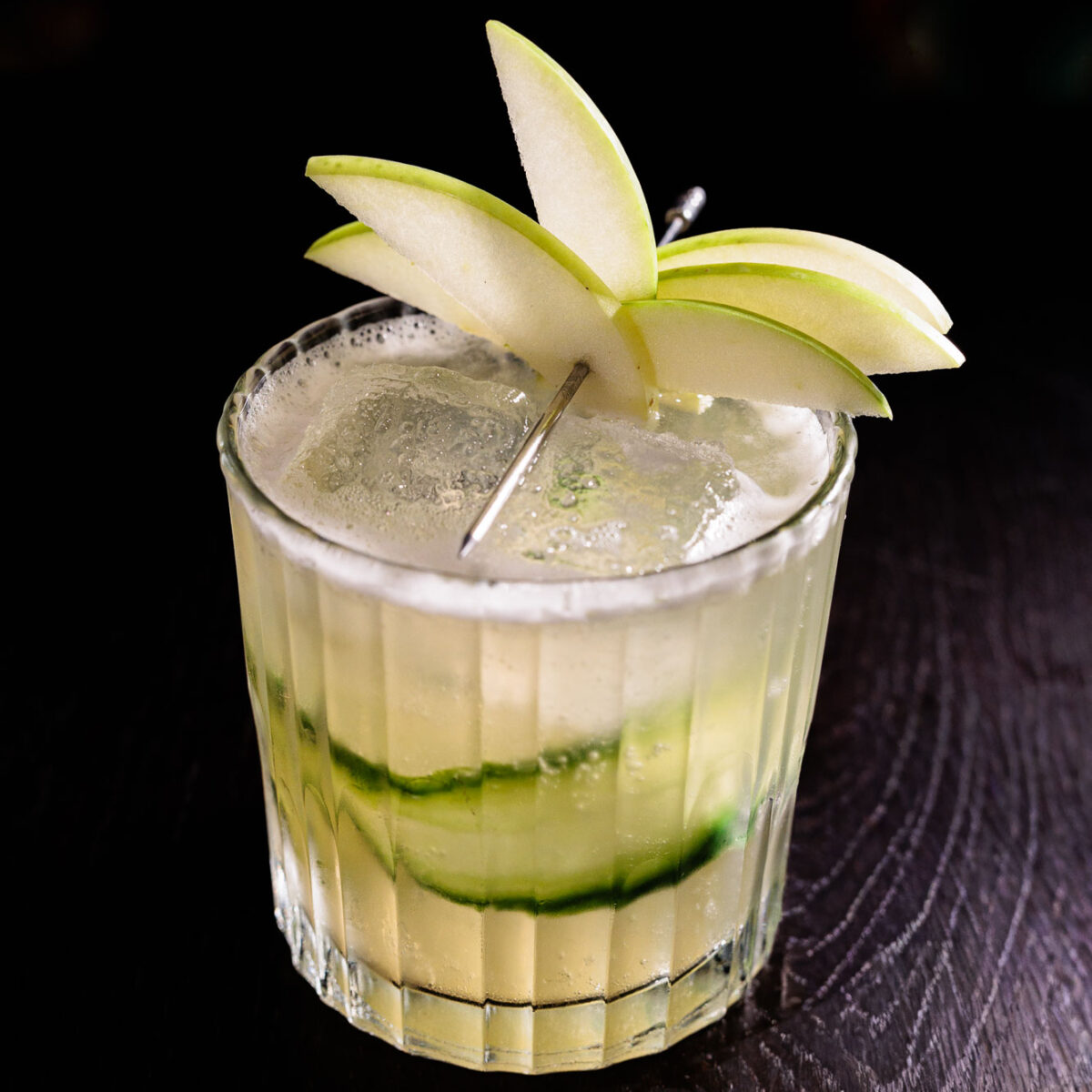 Recette de cocktail du Gin 10 - Le Milieu Offensif - A Devil in Disguise - Gin Belge Artisanal et Premium